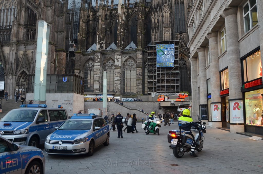 Einsatz BF Aktivisten auf Geruest vom Koelner Dom P003.JPG - Miklos Laubert